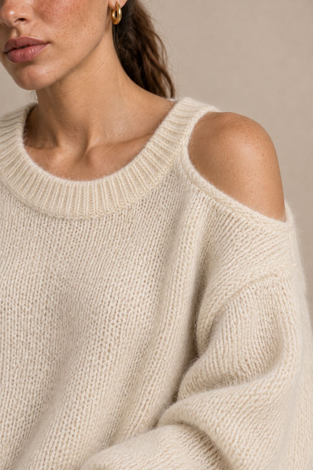 Soft Touch Off Shoulder Sweater Κωδ:91026 Χαρακτηριστικά Προϊόντος Ύφασμα: Super soft fluffy knit Oversized One Size – καλύπτει έως XL Cold shoulder σχεδιασμός με ανοίγματα στους ώμους Στρογγυλή ribbed λαιμόκοψη Μακριά, φαρδιά μανίκια με balloon εφαρμογή Ribbed μανσέτες και τελείωμα Απαλή, χνουδωτή πλεκτή υφή Χαλαρή εφαρμογή στο σώμα ελαφρώς μακρύ μήκος Ενδεικτικές Διαστάσεις Μέτρηση One Size Στήθος 110–125 cm Περιφέρεια 110–125 cm Οδηγίες Φροντίδας Πλύσιμο σε κρύο νερό Πρόγραμμα για ευαίσθητα ή μάλλινα Χωρίς στύψιμο Συνιστάται χρήση προστατευτικής θήκης πλυντηρίου Στέγνωμα οριζόντια πάνω στην απλώστρα, ώστε να διατηρείται η φόρμα και η πλέξη του Όχι στεγνωτήριο Όχι στέγνωμα πάνω σε καλοριφέρ ή κοντά σε άμεσες πηγές θερμότητας Αποφύγετε το κρέμασμα όσο είναι βρεγμένο, για να μη χάσει τη φόρμα του Soft Touch Off Shoulder Sweater Κωδ:91026 Χαρακτηριστικά Προϊόντος Ύφασμα: Super soft fluffy knit Oversized One Size – καλύπτει έως XL Cold shoulder σχεδιασμός με ανοίγματα στους ώμους Στρογγυλή ribbed λαιμόκοψη Μακριά, φαρδιά μανίκια με balloon εφαρμογή Ribbed μανσέτες και τελείωμα Απαλή, χνουδωτή πλεκτή υφή Χαλαρή εφαρμογή στο σώμα ελαφρώς μακρύ μήκος Ενδεικτικές Διαστάσεις Μέτρηση One Size Στήθος 110–125 cm Περιφέρεια 110–125 cm Οδηγίες Φροντίδας Πλύσιμο σε κρύο νερό Πρόγραμμα για ευαίσθητα ή μάλλινα Χωρίς στύψιμο Συνιστάται χρήση προστατευτικής θήκης πλυντηρίου Στέγνωμα οριζόντια πάνω στην απλώστρα, ώστε να διατηρείται η φόρμα και η πλέξη του Όχι στεγνωτήριο Όχι στέγνωμα πάνω σε καλοριφέρ ή κοντά σε άμεσες πηγές θερμότητας Αποφύγετε το κρέμασμα όσο είναι βρεγμένο, για να μη χάσει τη φόρμα του