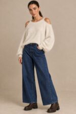 Soft Touch Off Shoulder Sweater Κωδ:91026 Χαρακτηριστικά Προϊόντος Ύφασμα: Super soft fluffy knit  Oversized  One Size – καλύπτει έως XL Cold shoulder σχεδιασμός με ανοίγματα στους ώμους Στρογγυλή ribbed λαιμόκοψη Μακριά, φαρδιά μανίκια με balloon εφαρμογή Ribbed μανσέτες και τελείωμα Απαλή, χνουδωτή πλεκτή υφή Χαλαρή εφαρμογή στο σώμα  ελαφρώς μακρύ μήκος Ενδεικτικές Διαστάσεις Μέτρηση One Size Στήθος 110–125 cm Περιφέρεια 110–125 cm Οδηγίες Φροντίδας Πλύσιμο σε κρύο νερό Πρόγραμμα για ευαίσθητα ή μάλλινα Χωρίς στύψιμο Συνιστάται χρήση προστατευτικής θήκης πλυντηρίου Στέγνωμα οριζόντια πάνω στην απλώστρα, ώστε να διατηρείται η φόρμα και η πλέξη του Όχι στεγνωτήριο Όχι στέγνωμα πάνω σε καλοριφέρ ή κοντά σε άμεσες πηγές θερμότητας Αποφύγετε το κρέμασμα όσο είναι βρεγμένο, για να μη χάσει τη φόρμα του