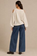 Soft Touch Off Shoulder Sweater Κωδ:91026 Χαρακτηριστικά Προϊόντος Ύφασμα: Super soft fluffy knit  Oversized  One Size – καλύπτει έως XL Cold shoulder σχεδιασμός με ανοίγματα στους ώμους Στρογγυλή ribbed λαιμόκοψη Μακριά, φαρδιά μανίκια με balloon εφαρμογή Ribbed μανσέτες και τελείωμα Απαλή, χνουδωτή πλεκτή υφή Χαλαρή εφαρμογή στο σώμα  ελαφρώς μακρύ μήκος Ενδεικτικές Διαστάσεις Μέτρηση One Size Στήθος 110–125 cm Περιφέρεια 110–125 cm Οδηγίες Φροντίδας Πλύσιμο σε κρύο νερό Πρόγραμμα για ευαίσθητα ή μάλλινα Χωρίς στύψιμο Συνιστάται χρήση προστατευτικής θήκης πλυντηρίου Στέγνωμα οριζόντια πάνω στην απλώστρα, ώστε να διατηρείται η φόρμα και η πλέξη του Όχι στεγνωτήριο Όχι στέγνωμα πάνω σε καλοριφέρ ή κοντά σε άμεσες πηγές θερμότητας Αποφύγετε το κρέμασμα όσο είναι βρεγμένο, για να μη χάσει τη φόρμα του