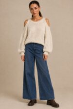 Soft Touch Off Shoulder Sweater Κωδ:91026 Χαρακτηριστικά Προϊόντος Ύφασμα: Super soft fluffy knit  Oversized  One Size – καλύπτει έως XL Cold shoulder σχεδιασμός με ανοίγματα στους ώμους Στρογγυλή ribbed λαιμόκοψη Μακριά, φαρδιά μανίκια με balloon εφαρμογή Ribbed μανσέτες και τελείωμα Απαλή, χνουδωτή πλεκτή υφή Χαλαρή εφαρμογή στο σώμα  ελαφρώς μακρύ μήκος Ενδεικτικές Διαστάσεις Μέτρηση One Size Στήθος 110–125 cm Περιφέρεια 110–125 cm Οδηγίες Φροντίδας Πλύσιμο σε κρύο νερό Πρόγραμμα για ευαίσθητα ή μάλλινα Χωρίς στύψιμο Συνιστάται χρήση προστατευτικής θήκης πλυντηρίου Στέγνωμα οριζόντια πάνω στην απλώστρα, ώστε να διατηρείται η φόρμα και η πλέξη του Όχι στεγνωτήριο Όχι στέγνωμα πάνω σε καλοριφέρ ή κοντά σε άμεσες πηγές θερμότητας Αποφύγετε το κρέμασμα όσο είναι βρεγμένο, για να μη χάσει τη φόρμα του