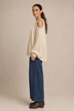 Soft Touch Off Shoulder Sweater Κωδ:91026 Χαρακτηριστικά Προϊόντος Ύφασμα: Super soft fluffy knit  Oversized  One Size – καλύπτει έως XL Cold shoulder σχεδιασμός με ανοίγματα στους ώμους Στρογγυλή ribbed λαιμόκοψη Μακριά, φαρδιά μανίκια με balloon εφαρμογή Ribbed μανσέτες και τελείωμα Απαλή, χνουδωτή πλεκτή υφή Χαλαρή εφαρμογή στο σώμα  ελαφρώς μακρύ μήκος Ενδεικτικές Διαστάσεις Μέτρηση One Size Στήθος 110–125 cm Περιφέρεια 110–125 cm Οδηγίες Φροντίδας Πλύσιμο σε κρύο νερό Πρόγραμμα για ευαίσθητα ή μάλλινα Χωρίς στύψιμο Συνιστάται χρήση προστατευτικής θήκης πλυντηρίου Στέγνωμα οριζόντια πάνω στην απλώστρα, ώστε να διατηρείται η φόρμα και η πλέξη του Όχι στεγνωτήριο Όχι στέγνωμα πάνω σε καλοριφέρ ή κοντά σε άμεσες πηγές θερμότητας Αποφύγετε το κρέμασμα όσο είναι βρεγμένο, για να μη χάσει τη φόρμα του