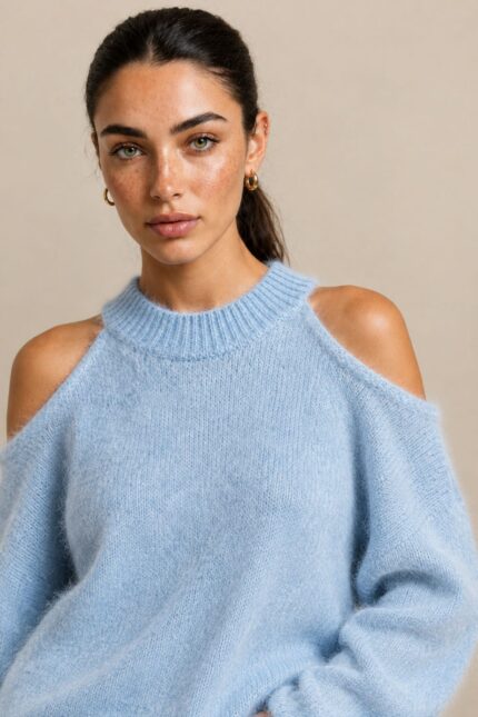 Soft Touch Off Shoulder Sweater Κωδ:91026 Χαρακτηριστικά Προϊόντος Ύφασμα: Super soft fluffy knit  Oversized  One Size – καλύπτει έως XL Cold shoulder σχεδιασμός με ανοίγματα στους ώμους Στρογγυλή ribbed λαιμόκοψη Μακριά, φαρδιά μανίκια με balloon εφαρμογή Ribbed μανσέτες και τελείωμα Απαλή, χνουδωτή πλεκτή υφή Χαλαρή εφαρμογή στο σώμα  ελαφρώς μακρύ μήκος Ενδεικτικές Διαστάσεις Μέτρηση One Size Στήθος 110–125 cm Περιφέρεια 110–125 cm Οδηγίες Φροντίδας Πλύσιμο σε κρύο νερό Πρόγραμμα για ευαίσθητα ή μάλλινα Χωρίς στύψιμο Συνιστάται χρήση προστατευτικής θήκης πλυντηρίου Στέγνωμα οριζόντια πάνω στην απλώστρα, ώστε να διατηρείται η φόρμα και η πλέξη του Όχι στεγνωτήριο Όχι στέγνωμα πάνω σε καλοριφέρ ή κοντά σε άμεσες πηγές θερμότητας Αποφύγετε το κρέμασμα όσο είναι βρεγμένο, για να μη χάσει τη φόρμα του