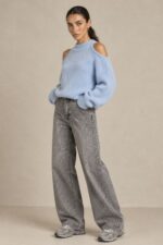Soft Touch Off Shoulder Sweater Κωδ:91026 Χαρακτηριστικά Προϊόντος Ύφασμα: Super soft fluffy knit  Oversized  One Size – καλύπτει έως XL Cold shoulder σχεδιασμός με ανοίγματα στους ώμους Στρογγυλή ribbed λαιμόκοψη Μακριά, φαρδιά μανίκια με balloon εφαρμογή Ribbed μανσέτες και τελείωμα Απαλή, χνουδωτή πλεκτή υφή Χαλαρή εφαρμογή στο σώμα  ελαφρώς μακρύ μήκος Ενδεικτικές Διαστάσεις Μέτρηση One Size Στήθος 110–125 cm Περιφέρεια 110–125 cm Οδηγίες Φροντίδας Πλύσιμο σε κρύο νερό Πρόγραμμα για ευαίσθητα ή μάλλινα Χωρίς στύψιμο Συνιστάται χρήση προστατευτικής θήκης πλυντηρίου Στέγνωμα οριζόντια πάνω στην απλώστρα, ώστε να διατηρείται η φόρμα και η πλέξη του Όχι στεγνωτήριο Όχι στέγνωμα πάνω σε καλοριφέρ ή κοντά σε άμεσες πηγές θερμότητας Αποφύγετε το κρέμασμα όσο είναι βρεγμένο, για να μη χάσει τη φόρμα του