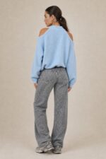 Soft Touch Off Shoulder Sweater Κωδ:91026 Χαρακτηριστικά Προϊόντος Ύφασμα: Super soft fluffy knit  Oversized  One Size – καλύπτει έως XL Cold shoulder σχεδιασμός με ανοίγματα στους ώμους Στρογγυλή ribbed λαιμόκοψη Μακριά, φαρδιά μανίκια με balloon εφαρμογή Ribbed μανσέτες και τελείωμα Απαλή, χνουδωτή πλεκτή υφή Χαλαρή εφαρμογή στο σώμα  ελαφρώς μακρύ μήκος Ενδεικτικές Διαστάσεις Μέτρηση One Size Στήθος 110–125 cm Περιφέρεια 110–125 cm Οδηγίες Φροντίδας Πλύσιμο σε κρύο νερό Πρόγραμμα για ευαίσθητα ή μάλλινα Χωρίς στύψιμο Συνιστάται χρήση προστατευτικής θήκης πλυντηρίου Στέγνωμα οριζόντια πάνω στην απλώστρα, ώστε να διατηρείται η φόρμα και η πλέξη του Όχι στεγνωτήριο Όχι στέγνωμα πάνω σε καλοριφέρ ή κοντά σε άμεσες πηγές θερμότητας Αποφύγετε το κρέμασμα όσο είναι βρεγμένο, για να μη χάσει τη φόρμα του