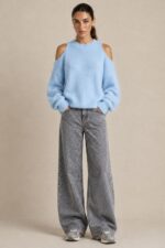 Soft Touch Off Shoulder Sweater Κωδ:91026 Χαρακτηριστικά Προϊόντος Ύφασμα: Super soft fluffy knit  Oversized  One Size – καλύπτει έως XL Cold shoulder σχεδιασμός με ανοίγματα στους ώμους Στρογγυλή ribbed λαιμόκοψη Μακριά, φαρδιά μανίκια με balloon εφαρμογή Ribbed μανσέτες και τελείωμα Απαλή, χνουδωτή πλεκτή υφή Χαλαρή εφαρμογή στο σώμα  ελαφρώς μακρύ μήκος Ενδεικτικές Διαστάσεις Μέτρηση One Size Στήθος 110–125 cm Περιφέρεια 110–125 cm Οδηγίες Φροντίδας Πλύσιμο σε κρύο νερό Πρόγραμμα για ευαίσθητα ή μάλλινα Χωρίς στύψιμο Συνιστάται χρήση προστατευτικής θήκης πλυντηρίου Στέγνωμα οριζόντια πάνω στην απλώστρα, ώστε να διατηρείται η φόρμα και η πλέξη του Όχι στεγνωτήριο Όχι στέγνωμα πάνω σε καλοριφέρ ή κοντά σε άμεσες πηγές θερμότητας Αποφύγετε το κρέμασμα όσο είναι βρεγμένο, για να μη χάσει τη φόρμα του