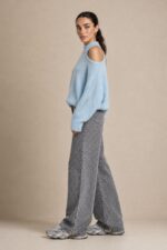 Soft Touch Off Shoulder Sweater Κωδ:91026 Χαρακτηριστικά Προϊόντος Ύφασμα: Super soft fluffy knit  Oversized  One Size – καλύπτει έως XL Cold shoulder σχεδιασμός με ανοίγματα στους ώμους Στρογγυλή ribbed λαιμόκοψη Μακριά, φαρδιά μανίκια με balloon εφαρμογή Ribbed μανσέτες και τελείωμα Απαλή, χνουδωτή πλεκτή υφή Χαλαρή εφαρμογή στο σώμα  ελαφρώς μακρύ μήκος Ενδεικτικές Διαστάσεις Μέτρηση One Size Στήθος 110–125 cm Περιφέρεια 110–125 cm Οδηγίες Φροντίδας Πλύσιμο σε κρύο νερό Πρόγραμμα για ευαίσθητα ή μάλλινα Χωρίς στύψιμο Συνιστάται χρήση προστατευτικής θήκης πλυντηρίου Στέγνωμα οριζόντια πάνω στην απλώστρα, ώστε να διατηρείται η φόρμα και η πλέξη του Όχι στεγνωτήριο Όχι στέγνωμα πάνω σε καλοριφέρ ή κοντά σε άμεσες πηγές θερμότητας Αποφύγετε το κρέμασμα όσο είναι βρεγμένο, για να μη χάσει τη φόρμα του