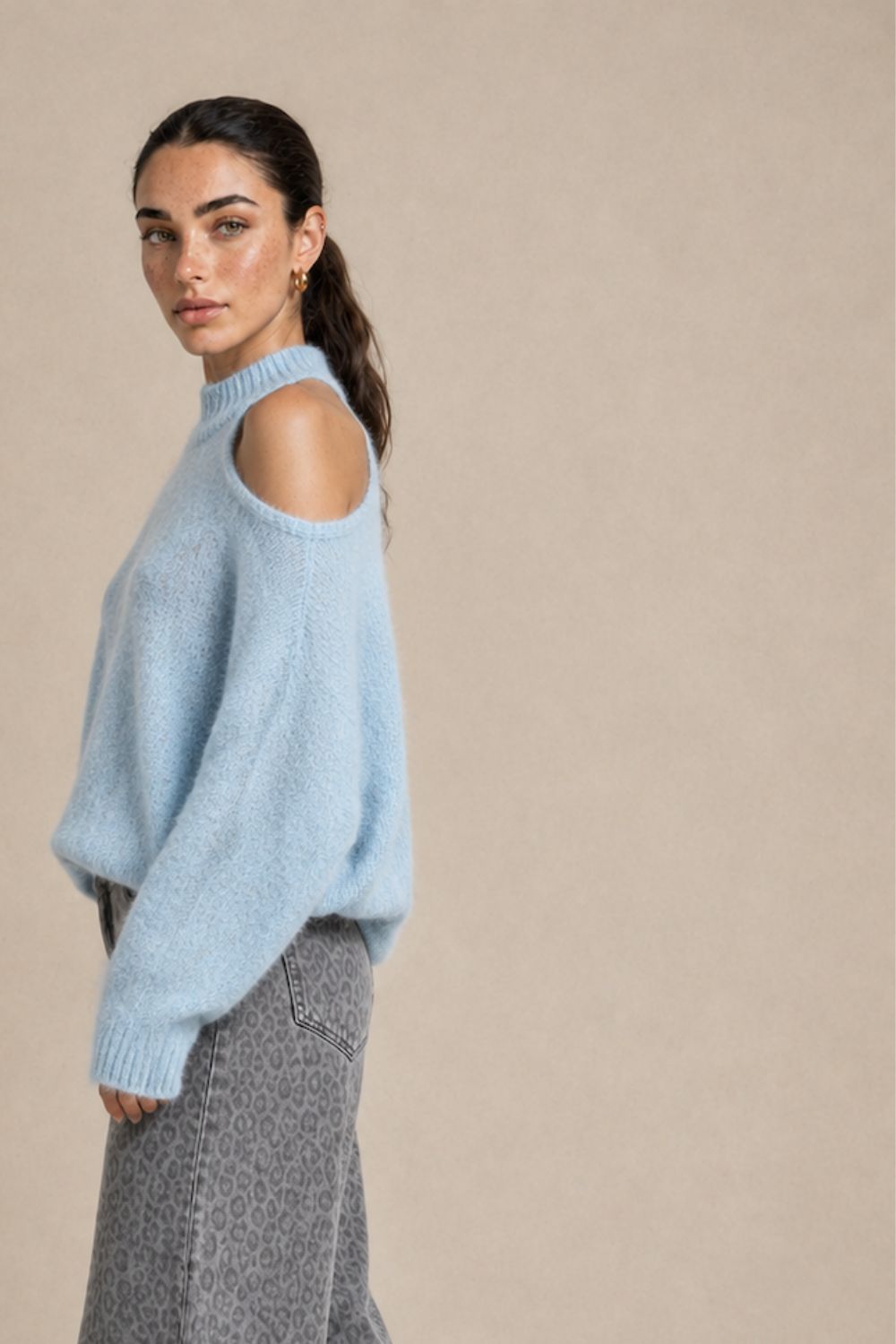 Soft Touch Off Shoulder Sweater Κωδ:91026 Χαρακτηριστικά Προϊόντος Ύφασμα: Super soft fluffy knit Oversized One Size – καλύπτει έως XL Cold shoulder σχεδιασμός με ανοίγματα στους ώμους Στρογγυλή ribbed λαιμόκοψη Μακριά, φαρδιά μανίκια με balloon εφαρμογή Ribbed μανσέτες και τελείωμα Απαλή, χνουδωτή πλεκτή υφή Χαλαρή εφαρμογή στο σώμα ελαφρώς μακρύ μήκος Ενδεικτικές Διαστάσεις Μέτρηση One Size Στήθος 110–125 cm Περιφέρεια 110–125 cm Οδηγίες Φροντίδας Πλύσιμο σε κρύο νερό Πρόγραμμα για ευαίσθητα ή μάλλινα Χωρίς στύψιμο Συνιστάται χρήση προστατευτικής θήκης πλυντηρίου Στέγνωμα οριζόντια πάνω στην απλώστρα, ώστε να διατηρείται η φόρμα και η πλέξη του Όχι στεγνωτήριο Όχι στέγνωμα πάνω σε καλοριφέρ ή κοντά σε άμεσες πηγές θερμότητας Αποφύγετε το κρέμασμα όσο είναι βρεγμένο, για να μη χάσει τη φόρμα του Soft Touch Off Shoulder Sweater Κωδ:91026 Χαρακτηριστικά Προϊόντος Ύφασμα: Super soft fluffy knit Oversized One Size – καλύπτει έως XL Cold shoulder σχεδιασμός με ανοίγματα στους ώμους Στρογγυλή ribbed λαιμόκοψη Μακριά, φαρδιά μανίκια με balloon εφαρμογή Ribbed μανσέτες και τελείωμα Απαλή, χνουδωτή πλεκτή υφή Χαλαρή εφαρμογή στο σώμα ελαφρώς μακρύ μήκος Ενδεικτικές Διαστάσεις Μέτρηση One Size Στήθος 110–125 cm Περιφέρεια 110–125 cm Οδηγίες Φροντίδας Πλύσιμο σε κρύο νερό Πρόγραμμα για ευαίσθητα ή μάλλινα Χωρίς στύψιμο Συνιστάται χρήση προστατευτικής θήκης πλυντηρίου Στέγνωμα οριζόντια πάνω στην απλώστρα, ώστε να διατηρείται η φόρμα και η πλέξη του Όχι στεγνωτήριο Όχι στέγνωμα πάνω σε καλοριφέρ ή κοντά σε άμεσες πηγές θερμότητας Αποφύγετε το κρέμασμα όσο είναι βρεγμένο, για να μη χάσει τη φόρμα του