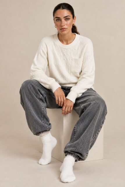 Super Soft Viscose Sweater Κωδ:1310 Χαρακτηριστικά Προϊόντος Σύνθεση: Πλεκτό με βισκόζη Υφή: Super soft, εξαιρετικά απαλή στην αφή Ανάγλυφη cable knit πλέξη Στρογγυλή λαιμόκοψη Κανονική προς άνετη γραμμή Διακριτική μπροστινή τσέπη Ribbed τελειώματα σε λαιμόκοψη, μανίκια και μέση Μαλακή αίσθηση χωρίς να τσιμπάει Οδηγίες Φροντίδας Πλύσιμο έως 30°C, σε πρόγραμμα για ευαίσθητα Χωρίς στύψιμο Συνιστάται προστατευτική θήκη πλυντηρίου Στέγνωμα οριζόντια πάνω στην απλώστρα, για τη διατήρηση της φόρμας του πλεκτού Όχι στεγνωτήριο Αποφύγετε την άμεση επαφή με καλοριφέρ ή άλλες πηγές θερμότητας