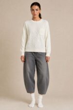 Super Soft Viscose Sweater Κωδ:1310 Χαρακτηριστικά Προϊόντος Σύνθεση: Πλεκτό με βισκόζη Υφή: Super soft, εξαιρετικά απαλή στην αφή Ανάγλυφη cable knit πλέξη Στρογγυλή λαιμόκοψη Κανονική προς άνετη γραμμή Διακριτική μπροστινή τσέπη Ribbed τελειώματα σε λαιμόκοψη, μανίκια και μέση Μαλακή αίσθηση χωρίς να τσιμπάει Οδηγίες Φροντίδας Πλύσιμο έως 30°C, σε πρόγραμμα για ευαίσθητα Χωρίς στύψιμο Συνιστάται προστατευτική θήκη πλυντηρίου Στέγνωμα οριζόντια πάνω στην απλώστρα, για τη διατήρηση της φόρμας του πλεκτού Όχι στεγνωτήριο Αποφύγετε την άμεση επαφή με καλοριφέρ ή άλλες πηγές θερμότητας