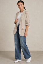 Jackie Jacket in Beige Κωδ.: 5926 Χαρακτηριστικά Προϊόντος Γραμμή: Relaxed / Oversized fit Μέγεθος: One Size – καλύπτει έως Large Ύφασμα: Ελαφρύ structured tailoring fabric με όμορφο πέσιμο Σχεδιασμός: Open-front, χωρίς κουμπώματα Μανίκια: 3/4 με σουρωμένο / ruched τελείωμα Εσωτερικό: Σατινέ επένδυση Non Iron Φροντίδα Πλύσιμο έως 30°C Χωρίς στύψιμο Χαμηλές στροφές Όχι στεγνωτήριο Non Iron Εάν χρειαστεί σιδέρωμα, προτείνεται χαμηλή θερμοκρασία και πάντα με προστατευτικό πανί ανάμεσα στο σίδερο και το ύφασμα