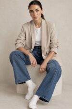 Jackie Jacket in Beige Κωδ.: 5926 Χαρακτηριστικά Προϊόντος Γραμμή: Relaxed / Oversized fit Μέγεθος: One Size – καλύπτει έως Large Ύφασμα: Ελαφρύ structured tailoring fabric με όμορφο πέσιμο Σχεδιασμός: Open-front, χωρίς κουμπώματα Μανίκια: 3/4 με σουρωμένο / ruched τελείωμα Εσωτερικό: Σατινέ επένδυση Non Iron Φροντίδα Πλύσιμο έως 30°C Χωρίς στύψιμο Χαμηλές στροφές Όχι στεγνωτήριο Non Iron Εάν χρειαστεί σιδέρωμα, προτείνεται χαμηλή θερμοκρασία και πάντα με προστατευτικό πανί ανάμεσα στο σίδερο και το ύφασμα