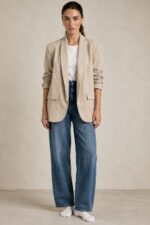 Jackie Jacket in Beige Κωδ.: 5926 Χαρακτηριστικά Προϊόντος Γραμμή: Relaxed / Oversized fit Μέγεθος: One Size – καλύπτει έως Large Ύφασμα: Ελαφρύ structured tailoring fabric με όμορφο πέσιμο Σχεδιασμός: Open-front, χωρίς κουμπώματα Μανίκια: 3/4 με σουρωμένο / ruched τελείωμα Εσωτερικό: Σατινέ επένδυση Non Iron Φροντίδα Πλύσιμο έως 30°C Χωρίς στύψιμο Χαμηλές στροφές Όχι στεγνωτήριο Non Iron Εάν χρειαστεί σιδέρωμα, προτείνεται χαμηλή θερμοκρασία και πάντα με προστατευτικό πανί ανάμεσα στο σίδερο και το ύφασμα