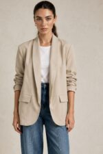 Jackie Jacket in Beige Κωδ.: 5926 Χαρακτηριστικά Προϊόντος Γραμμή: Relaxed / Oversized fit Μέγεθος: One Size – καλύπτει έως Large Ύφασμα: Ελαφρύ structured tailoring fabric με όμορφο πέσιμο Σχεδιασμός: Open-front, χωρίς κουμπώματα Μανίκια: 3/4 με σουρωμένο / ruched τελείωμα Εσωτερικό: Σατινέ επένδυση Non Iron Φροντίδα Πλύσιμο έως 30°C Χωρίς στύψιμο Χαμηλές στροφές Όχι στεγνωτήριο Non Iron Εάν χρειαστεί σιδέρωμα, προτείνεται χαμηλή θερμοκρασία και πάντα με προστατευτικό πανί ανάμεσα στο σίδερο και το ύφασμα