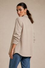 Jackie Jacket in Beige Κωδ.: 5926 Χαρακτηριστικά Προϊόντος Γραμμή: Relaxed / Oversized fit Μέγεθος: One Size – καλύπτει έως Large Ύφασμα: Ελαφρύ structured tailoring fabric με όμορφο πέσιμο Σχεδιασμός: Open-front, χωρίς κουμπώματα Μανίκια: 3/4 με σουρωμένο / ruched τελείωμα Εσωτερικό: Σατινέ επένδυση Non Iron Φροντίδα Πλύσιμο έως 30°C Χωρίς στύψιμο Χαμηλές στροφές Όχι στεγνωτήριο Non Iron Εάν χρειαστεί σιδέρωμα, προτείνεται χαμηλή θερμοκρασία και πάντα με προστατευτικό πανί ανάμεσα στο σίδερο και το ύφασμα