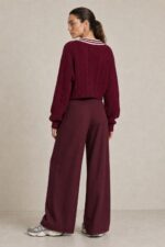 GNT Cable Knit Cardigan in Burgundy Χαρακτηριστικά Προϊόντος • Ύφασμα: Μαλακό πλεκτό • Ανάγλυφη cable knit / πλεξούδα ύφανση • V λαιμόκοψη • Contrast πλεκτή λεπτομέρεια περιμετρικά • Κλείσιμο μπροστά με κουμπιά • Μακριά μανίκια • Rib τελείωμα σε μανίκια και κάτω μέρος • Κανονική γραμμή • Κανονικό προς ελαφρώς cropped μήκος • Μαλακή και άνετη αίσθηση • One Size – καλύπτει έως Large Οδηγίες Φροντίδας • Πλύσιμο σε κρύο νερό • Στύψιμο μόνο σε χαμηλές στροφές • Στέγνωμα οριζόντια πάνω στην απλώστρα, ώστε να διατηρεί τη φόρμα του πλεκτού • Αποφύγετε το στεγνωτήριο και την άμεση επαφή με πηγές θερμότητας