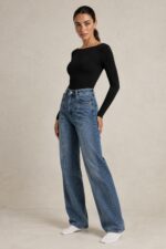 Essential Open Back Viscose Bodysuit  Χαρακτηριστικά Προϊόντος Σύνθεση: 92% Viscose – 8% Lycra Γραμμή: Fitted – εφαρμοστή στο σώμα Κομψή boat neckline – λαιμόκοψη χαμόγελο Εντυπωσιακή βαθιά V πλάτη Μακριά, εφαρμοστά μανίκια Minimal σχεδιασμός χωρίς περιττές λεπτομέρειες Διαστάσεις One Size Στήθος 82–100 cm Μέση 76–90 cm Περιφέρεια 84–100 cm Μήκος 70 cm Οδηγίες Φροντίδας Πλύσιμο έως 30°C σε πρόγραμμα για ευαίσθητα Χωρίς στύψιμο Προτείνεται πλύσιμο από την ανάποδη πλευρά Φυσικό στέγνωμα, μακριά από άμεσες πηγές θερμότητας Όχι στεγνωτήριο
