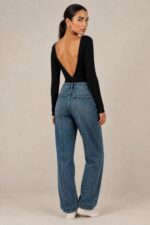Essential Open Back Viscose Bodysuit  Χαρακτηριστικά Προϊόντος Σύνθεση: 92% Viscose – 8% Lycra Γραμμή: Fitted – εφαρμοστή στο σώμα Κομψή boat neckline – λαιμόκοψη χαμόγελο Εντυπωσιακή βαθιά V πλάτη Μακριά, εφαρμοστά μανίκια Minimal σχεδιασμός χωρίς περιττές λεπτομέρειες Διαστάσεις One Size Στήθος 82–100 cm Μέση 76–90 cm Περιφέρεια 84–100 cm Μήκος 70 cm Οδηγίες Φροντίδας Πλύσιμο έως 30°C σε πρόγραμμα για ευαίσθητα Χωρίς στύψιμο Προτείνεται πλύσιμο από την ανάποδη πλευρά Φυσικό στέγνωμα, μακριά από άμεσες πηγές θερμότητας Όχι στεγνωτήριο