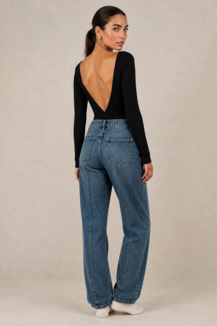 Essential Open Back Viscose Bodysuit  Χαρακτηριστικά Προϊόντος Σύνθεση: 92% Viscose – 8% Lycra Γραμμή: Fitted – εφαρμοστή στο σώμα Κομψή boat neckline – λαιμόκοψη χαμόγελο Εντυπωσιακή βαθιά V πλάτη Μακριά, εφαρμοστά μανίκια Minimal σχεδιασμός χωρίς περιττές λεπτομέρειες Διαστάσεις One Size Στήθος 82–100 cm Μέση 76–90 cm Περιφέρεια 84–100 cm Μήκος 70 cm Οδηγίες Φροντίδας Πλύσιμο έως 30°C σε πρόγραμμα για ευαίσθητα Χωρίς στύψιμο Προτείνεται πλύσιμο από την ανάποδη πλευρά Φυσικό στέγνωμα, μακριά από άμεσες πηγές θερμότητας Όχι στεγνωτήριο
