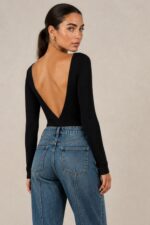 Essential Open Back Viscose Bodysuit  Χαρακτηριστικά Προϊόντος Σύνθεση: 92% Viscose – 8% Lycra Γραμμή: Fitted – εφαρμοστή στο σώμα Κομψή boat neckline – λαιμόκοψη χαμόγελο Εντυπωσιακή βαθιά V πλάτη Μακριά, εφαρμοστά μανίκια Minimal σχεδιασμός χωρίς περιττές λεπτομέρειες Διαστάσεις One Size Στήθος 82–100 cm Μέση 76–90 cm Περιφέρεια 84–100 cm Μήκος 70 cm Οδηγίες Φροντίδας Πλύσιμο έως 30°C σε πρόγραμμα για ευαίσθητα Χωρίς στύψιμο Προτείνεται πλύσιμο από την ανάποδη πλευρά Φυσικό στέγνωμα, μακριά από άμεσες πηγές θερμότητας Όχι στεγνωτήριο
