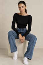 Essential Open Back Viscose Bodysuit  Χαρακτηριστικά Προϊόντος Σύνθεση: 92% Viscose – 8% Lycra Γραμμή: Fitted – εφαρμοστή στο σώμα Κομψή boat neckline – λαιμόκοψη χαμόγελο Εντυπωσιακή βαθιά V πλάτη Μακριά, εφαρμοστά μανίκια Minimal σχεδιασμός χωρίς περιττές λεπτομέρειες Διαστάσεις One Size Στήθος 82–100 cm Μέση 76–90 cm Περιφέρεια 84–100 cm Μήκος 70 cm Οδηγίες Φροντίδας Πλύσιμο έως 30°C σε πρόγραμμα για ευαίσθητα Χωρίς στύψιμο Προτείνεται πλύσιμο από την ανάποδη πλευρά Φυσικό στέγνωμα, μακριά από άμεσες πηγές θερμότητας Όχι στεγνωτήριο