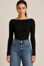 Essential Open Back Viscose Bodysuit  Χαρακτηριστικά Προϊόντος Σύνθεση: 92% Viscose – 8% Lycra Γραμμή: Fitted – εφαρμοστή στο σώμα Κομψή boat neckline – λαιμόκοψη χαμόγελο Εντυπωσιακή βαθιά V πλάτη Μακριά, εφαρμοστά μανίκια Minimal σχεδιασμός χωρίς περιττές λεπτομέρειες Διαστάσεις One Size Στήθος 82–100 cm Μέση 76–90 cm Περιφέρεια 84–100 cm Μήκος 70 cm Οδηγίες Φροντίδας Πλύσιμο έως 30°C σε πρόγραμμα για ευαίσθητα Χωρίς στύψιμο Προτείνεται πλύσιμο από την ανάποδη πλευρά Φυσικό στέγνωμα, μακριά από άμεσες πηγές θερμότητας Όχι στεγνωτήριο