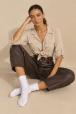 Παντελόνι Δερματίνη in Brown Κωδ:1610126 Χαρακτηριστικά Προϊόντος Ύφασμα: Μαλακή, λεία δερματίνη (leather effect) Φινίρισμα: Matte  Γραμμή: Άνετη, κανονική προς φαρδιά Barrel-inspired σχεδιασμός με χαλαρή σιλουέτα Κανονικό μήκος Άνετο μπατζάκι με ελαφρώς στρογγυλεμένη γραμμή Λάστιχο στο πίσω μέρος της μέσης για μεγαλύτερη άνεση Πρακτικές πλαϊνές τσέπες Κάθετες διακοσμητικές ραφές Μαλακή υφή και άνετη αίσθηση Οδηγίες Φροντίδας Πλύσιμο στους 30°C ή σε κρύο νερό, σε πρόγραμμα για ευαίσθητα. Χωρίς στύψιμο, για την προστασία της δερματίνης. Όχι στεγνωτήριο. Φυσικό στέγνωμα στη σκιά, μακριά από άμεση ηλιακή ακτινοβολία. Όχι σιδέρωμα. Μακριά από καλοριφέρ και άμεσες πηγές θερμότητας.