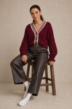Παντελόνι Δερματίνη in Brown Κωδ:1610126 Χαρακτηριστικά Προϊόντος Ύφασμα: Μαλακή, λεία δερματίνη (leather effect) Φινίρισμα: Matte  Γραμμή: Άνετη, κανονική προς φαρδιά Barrel-inspired σχεδιασμός με χαλαρή σιλουέτα Κανονικό μήκος Άνετο μπατζάκι με ελαφρώς στρογγυλεμένη γραμμή Λάστιχο στο πίσω μέρος της μέσης για μεγαλύτερη άνεση Πρακτικές πλαϊνές τσέπες Κάθετες διακοσμητικές ραφές Μαλακή υφή και άνετη αίσθηση Οδηγίες Φροντίδας Πλύσιμο στους 30°C ή σε κρύο νερό, σε πρόγραμμα για ευαίσθητα. Χωρίς στύψιμο, για την προστασία της δερματίνης. Όχι στεγνωτήριο. Φυσικό στέγνωμα στη σκιά, μακριά από άμεση ηλιακή ακτινοβολία. Όχι σιδέρωμα. Μακριά από καλοριφέρ και άμεσες πηγές θερμότητας.
