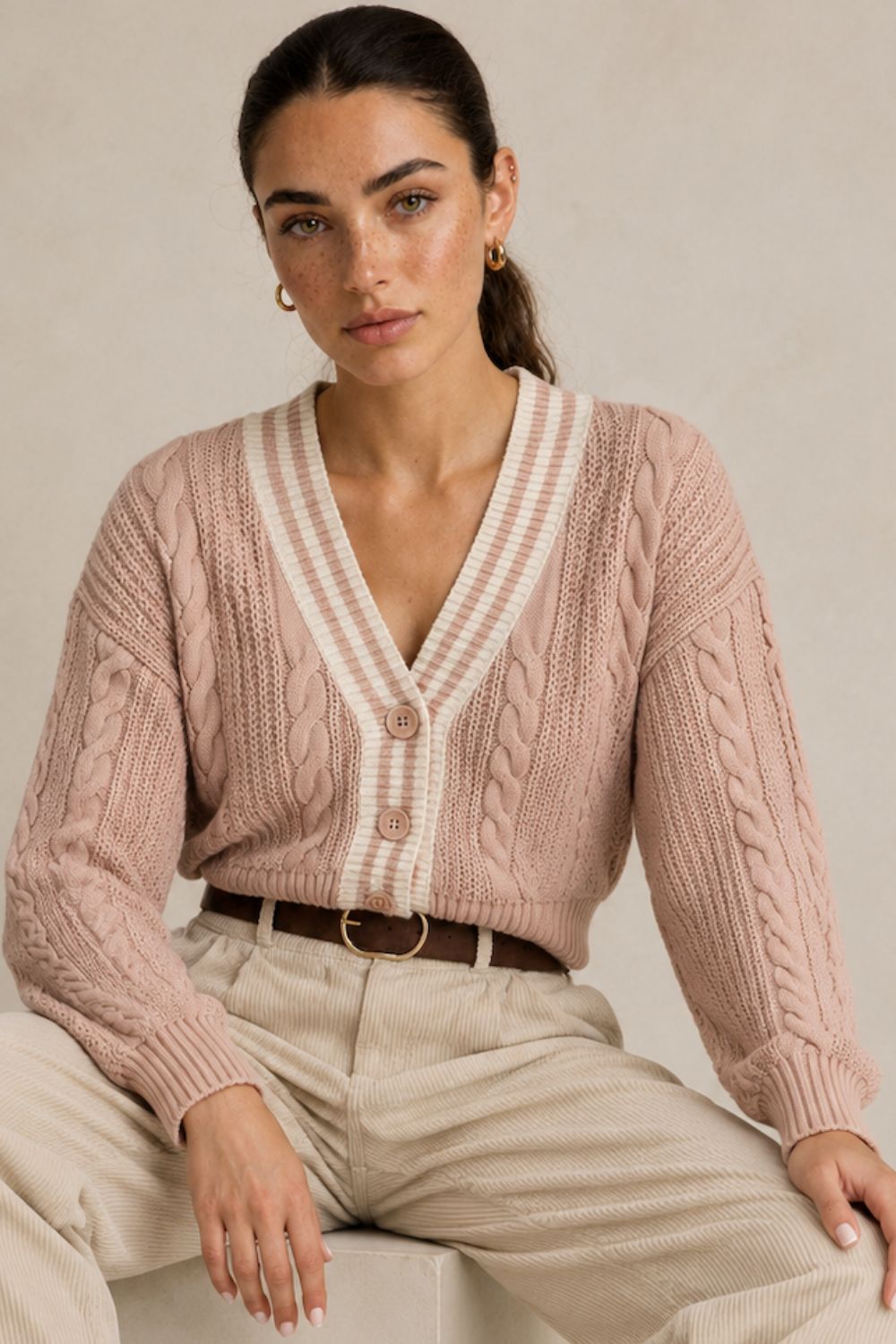 GNT Cable Knit Cardigan in Dusty Pink Χαρακτηριστικά Προϊόντος • Ύφασμα: Μαλακό πλεκτό • Ανάγλυφη cable knit / πλεξούδα ύφανση • V λαιμόκοψη • Contrast πλεκτή λεπτομέρεια περιμετρικά • Κλείσιμο μπροστά με κουμπιά • Μακριά μανίκια • Rib τελείωμα σε μανίκια και κάτω μέρος • Κανονική γραμμή • Κανονικό προς ελαφρώς cropped μήκος • Μαλακή και άνετη αίσθηση • One Size – καλύπτει έως Large Οδηγίες Φροντίδας • Πλύσιμο σε κρύο νερό • Στύψιμο μόνο σε χαμηλές στροφές • Στέγνωμα οριζόντια πάνω στην απλώστρα, ώστε να διατηρεί τη φόρμα του πλεκτού • Αποφύγετε το στεγνωτήριο και την άμεση επαφή με πηγές θερμότητας GNT Cable Knit Cardigan in Dusty Pink Χαρακτηριστικά Προϊόντος • Ύφασμα: Μαλακό πλεκτό • Ανάγλυφη cable knit / πλεξούδα ύφανση • V λαιμόκοψη • Contrast πλεκτή λεπτομέρεια περιμετρικά • Κλείσιμο μπροστά με κουμπιά • Μακριά μανίκια • Rib τελείωμα σε μανίκια και κάτω μέρος • Κανονική γραμμή • Κανονικό προς ελαφρώς cropped μήκος • Μαλακή και άνετη αίσθηση • One Size – καλύπτει έως Large Οδηγίες Φροντίδας • Πλύσιμο σε κρύο νερό • Στύψιμο μόνο σε χαμηλές στροφές • Στέγνωμα οριζόντια πάνω στην απλώστρα, ώστε να διατηρεί τη φόρμα του πλεκτού • Αποφύγετε το στεγνωτήριο και την άμεση επαφή με πηγές θερμότητας