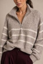 Julia Knitted Jumper – Ριγέ Πλεκτό Πουλόβερ με Φερμουάρ Χαρακτηριστικά Προϊόντος Σύνθεση: Wool – Alpaca blend Ύφασμα: Εξαιρετικά μαλακό, χνουδωτό πλεκτό Γραμμή: Oversized – άνετη και χαλαρή Μέγεθος: One Size – καλύπτει έως L Plus Μήκος: Κανονικό Κλείσιμο με κοντό φερμουάρ μπροστά (half zip) Ribbed τελείωμα στις μανσέτες και στη βάση Διακριτικό οριζόντιο ριγέ σχέδιο Ανάλαφρη, ζεστή και απαλή πλέξη Ευχάριστη αίσθηση στην επαφή με το δέρμα Εφαρμογή & Μέγεθος One Size – καλύπτει έως XL Plus. Η oversized γραμμή προσφέρει άνεση και ελευθερία κινήσεων, χωρίς να περιορίζει τη σιλουέτα. Η τελική εφαρμογή εξαρτάται από τον σωματότυπο και τον βαθμό χαλαρότητας που επιθυμείτε. Οδηγίες Φροντίδας  Πλύσιμο σε κρύο νερό, σε πρόγραμμα για ευαίσθητα ή μάλλινα. Χωρίς στύψιμο, για την προστασία της πλέξης.  Όχι στεγνωτήριο. Στέγνωμα οριζόντια, πάνω σε καθαρή απλώστρα, ώστε να διατηρείται η φόρμα του πλεκτού. Όχι σιδέρωμα. Αποφύγετε την άμεση έκθεση στον ήλιο και σε πηγές θερμότητας, όπως καλοριφέρ. Για μεγαλύτερη διάρκεια ζωής, συνιστάται η χρήση ειδικού απορρυπαντικού για μάλλινα και το στέγνωμα χωρίς κρέμασμα.