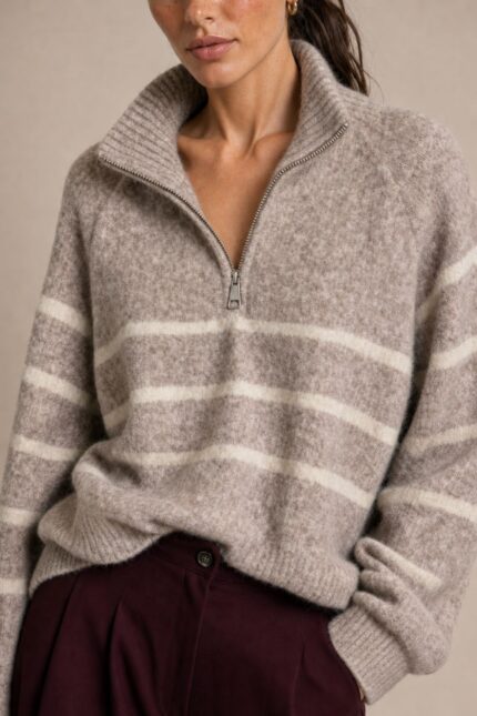 Julia Knitted Jumper – Ριγέ Πλεκτό Πουλόβερ με Φερμουάρ Χαρακτηριστικά Προϊόντος Σύνθεση: Wool – Alpaca blend Ύφασμα: Εξαιρετικά μαλακό, χνουδωτό πλεκτό Γραμμή: Oversized – άνετη και χαλαρή Μέγεθος: One Size – καλύπτει έως L Plus Μήκος: Κανονικό Κλείσιμο με κοντό φερμουάρ μπροστά (half zip) Ribbed τελείωμα στις μανσέτες και στη βάση Διακριτικό οριζόντιο ριγέ σχέδιο Ανάλαφρη, ζεστή και απαλή πλέξη Ευχάριστη αίσθηση στην επαφή με το δέρμα Εφαρμογή & Μέγεθος One Size – καλύπτει έως XL Plus. Η oversized γραμμή προσφέρει άνεση και ελευθερία κινήσεων, χωρίς να περιορίζει τη σιλουέτα. Η τελική εφαρμογή εξαρτάται από τον σωματότυπο και τον βαθμό χαλαρότητας που επιθυμείτε. Οδηγίες Φροντίδας  Πλύσιμο σε κρύο νερό, σε πρόγραμμα για ευαίσθητα ή μάλλινα. Χωρίς στύψιμο, για την προστασία της πλέξης.  Όχι στεγνωτήριο. Στέγνωμα οριζόντια, πάνω σε καθαρή απλώστρα, ώστε να διατηρείται η φόρμα του πλεκτού. Όχι σιδέρωμα. Αποφύγετε την άμεση έκθεση στον ήλιο και σε πηγές θερμότητας, όπως καλοριφέρ. Για μεγαλύτερη διάρκεια ζωής, συνιστάται η χρήση ειδικού απορρυπαντικού για μάλλινα και το στέγνωμα χωρίς κρέμασμα.