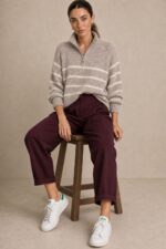 Julia Knitted Jumper – Ριγέ Πλεκτό Πουλόβερ με Φερμουάρ Χαρακτηριστικά Προϊόντος Σύνθεση: Wool – Alpaca blend Ύφασμα: Εξαιρετικά μαλακό, χνουδωτό πλεκτό Γραμμή: Oversized – άνετη και χαλαρή Μέγεθος: One Size – καλύπτει έως L Plus Μήκος: Κανονικό Κλείσιμο με κοντό φερμουάρ μπροστά (half zip) Ribbed τελείωμα στις μανσέτες και στη βάση Διακριτικό οριζόντιο ριγέ σχέδιο Ανάλαφρη, ζεστή και απαλή πλέξη Ευχάριστη αίσθηση στην επαφή με το δέρμα Εφαρμογή & Μέγεθος One Size – καλύπτει έως XL Plus. Η oversized γραμμή προσφέρει άνεση και ελευθερία κινήσεων, χωρίς να περιορίζει τη σιλουέτα. Η τελική εφαρμογή εξαρτάται από τον σωματότυπο και τον βαθμό χαλαρότητας που επιθυμείτε. Οδηγίες Φροντίδας  Πλύσιμο σε κρύο νερό, σε πρόγραμμα για ευαίσθητα ή μάλλινα. Χωρίς στύψιμο, για την προστασία της πλέξης.  Όχι στεγνωτήριο. Στέγνωμα οριζόντια, πάνω σε καθαρή απλώστρα, ώστε να διατηρείται η φόρμα του πλεκτού. Όχι σιδέρωμα. Αποφύγετε την άμεση έκθεση στον ήλιο και σε πηγές θερμότητας, όπως καλοριφέρ. Για μεγαλύτερη διάρκεια ζωής, συνιστάται η χρήση ειδικού απορρυπαντικού για μάλλινα και το στέγνωμα χωρίς κρέμασμα.