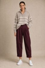 Julia Knitted Jumper – Ριγέ Πλεκτό Πουλόβερ με Φερμουάρ Χαρακτηριστικά Προϊόντος Σύνθεση: Wool – Alpaca blend Ύφασμα: Εξαιρετικά μαλακό, χνουδωτό πλεκτό Γραμμή: Oversized – άνετη και χαλαρή Μέγεθος: One Size – καλύπτει έως L Plus Μήκος: Κανονικό Κλείσιμο με κοντό φερμουάρ μπροστά (half zip) Ribbed τελείωμα στις μανσέτες και στη βάση Διακριτικό οριζόντιο ριγέ σχέδιο Ανάλαφρη, ζεστή και απαλή πλέξη Ευχάριστη αίσθηση στην επαφή με το δέρμα Εφαρμογή & Μέγεθος One Size – καλύπτει έως XL Plus. Η oversized γραμμή προσφέρει άνεση και ελευθερία κινήσεων, χωρίς να περιορίζει τη σιλουέτα. Η τελική εφαρμογή εξαρτάται από τον σωματότυπο και τον βαθμό χαλαρότητας που επιθυμείτε. Οδηγίες Φροντίδας  Πλύσιμο σε κρύο νερό, σε πρόγραμμα για ευαίσθητα ή μάλλινα. Χωρίς στύψιμο, για την προστασία της πλέξης.  Όχι στεγνωτήριο. Στέγνωμα οριζόντια, πάνω σε καθαρή απλώστρα, ώστε να διατηρείται η φόρμα του πλεκτού. Όχι σιδέρωμα. Αποφύγετε την άμεση έκθεση στον ήλιο και σε πηγές θερμότητας, όπως καλοριφέρ. Για μεγαλύτερη διάρκεια ζωής, συνιστάται η χρήση ειδικού απορρυπαντικού για μάλλινα και το στέγνωμα χωρίς κρέμασμα.