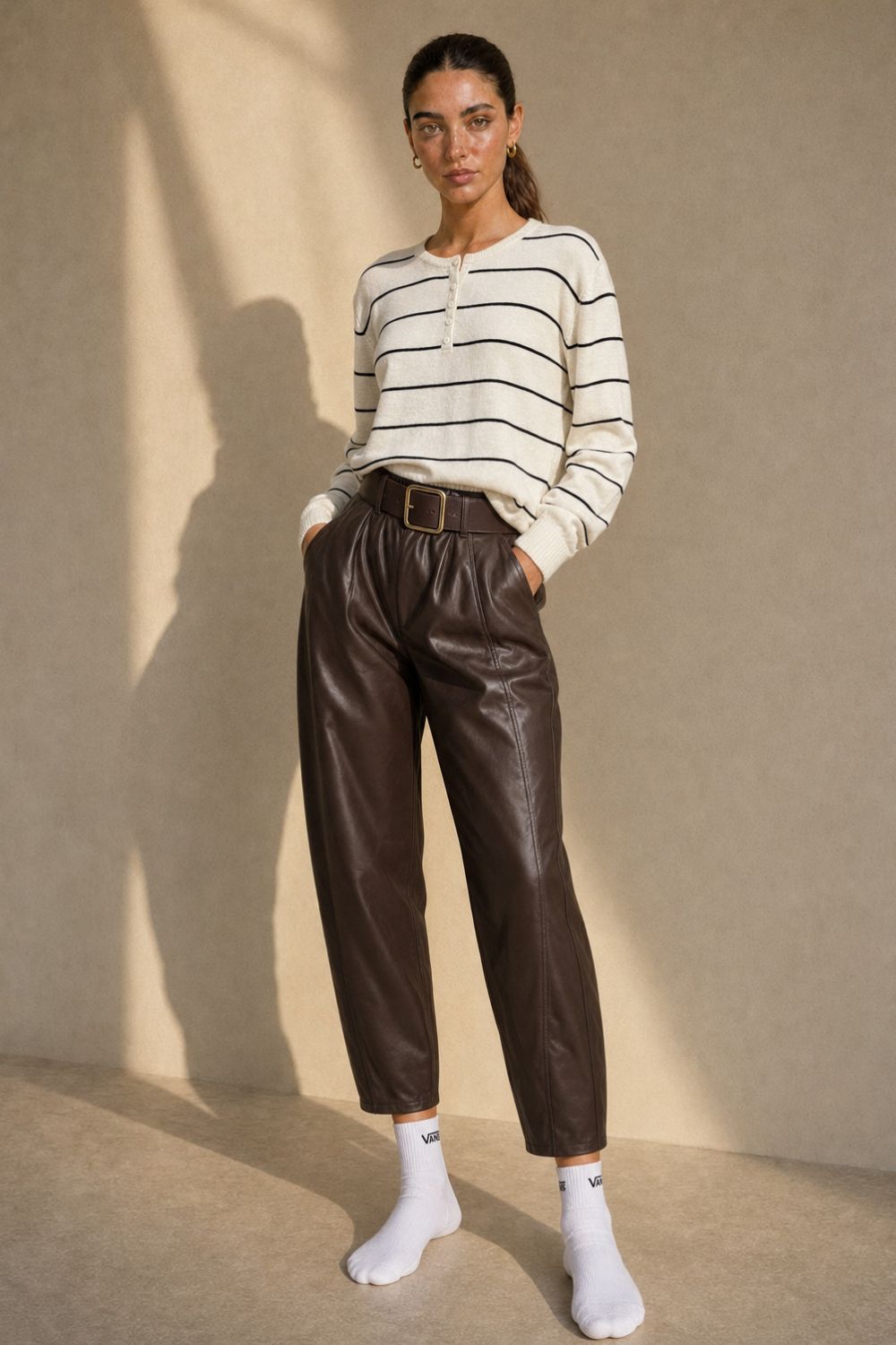 Striped Sugar Sweater – Ριγέ Πλεκτή Μπλούζα με Κουμπιά Κωδ:211026 Χαρακτηριστικά Προϊόντος Σύνθεση: Viscose – Modal Mix Ύφασμα: Λεπτό, εξαιρετικά απαλό πλεκτό Υφή: Λεία, φίνα και ιδιαίτερα ευχάριστη στην επαφή με το σώμα Γραμμή: Ελαφρώς oversized – relaxed fit Μέγεθος: One Size καλύπτει έως large Στρογγυλή λαιμόκοψη Μπροστινή πατιλέτα με μικρά κουμπιά Ribbed μανσέτες και τελείωμα Λεπτές οριζόντιες ρίγες Ανάλαφρη πλέξη χωρίς περιττό όγκο Ιδανικό για layering και καθημερινές εμφανίσεις Οδηγίες Φροντίδας 30°C – Πλύσιμο σε κρύο νερό, σε πρόγραμμα για ευαίσθητα. Χωρίς στύψιμο, για την προστασία της λεπτής πλέξης. Όχι στεγνωτήριο. Στέγνωμα οριζόντια, πάνω σε καθαρή απλώστρα, ώστε να διατηρείται η φόρμα του πλεκτού. Αποφύγετε το κρέμασμα όσο το πλεκτό είναι βρεγμένο. Συνιστάται αποφυγή υψηλών θερμοκρασιών και άμεσης έκθεσης στον ήλιο. Striped Sugar Sweater – Ριγέ Πλεκτή Μπλούζα με Κουμπιά Κωδ:211026 Χαρακτηριστικά Προϊόντος Σύνθεση: Viscose – Modal Mix Ύφασμα: Λεπτό, εξαιρετικά απαλό πλεκτό Υφή: Λεία, φίνα και ιδιαίτερα ευχάριστη στην επαφή με το σώμα Γραμμή: Ελαφρώς oversized – relaxed fit Μέγεθος: One Size καλύπτει έως large Στρογγυλή λαιμόκοψη Μπροστινή πατιλέτα με μικρά κουμπιά Ribbed μανσέτες και τελείωμα Λεπτές οριζόντιες ρίγες Ανάλαφρη πλέξη χωρίς περιττό όγκο Ιδανικό για layering και καθημερινές εμφανίσεις Οδηγίες Φροντίδας 30°C – Πλύσιμο σε κρύο νερό, σε πρόγραμμα για ευαίσθητα. Χωρίς στύψιμο, για την προστασία της λεπτής πλέξης. Όχι στεγνωτήριο. Στέγνωμα οριζόντια, πάνω σε καθαρή απλώστρα, ώστε να διατηρείται η φόρμα του πλεκτού. Αποφύγετε το κρέμασμα όσο το πλεκτό είναι βρεγμένο. Συνιστάται αποφυγή υψηλών θερμοκρασιών και άμεσης έκθεσης στον ήλιο.