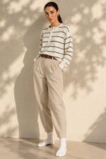 Striped Sugar Sweater – Ριγέ Πλεκτή Μπλούζα με Κουμπιά Κωδ:211026 Χαρακτηριστικά Προϊόντος Σύνθεση: Viscose – Modal Mix Ύφασμα: Λεπτό, εξαιρετικά απαλό πλεκτό Υφή: Λεία, φίνα και ιδιαίτερα ευχάριστη στην επαφή με το σώμα Γραμμή: Ελαφρώς oversized – relaxed fit Μέγεθος: One Size καλύπτει έως large Στρογγυλή λαιμόκοψη Μπροστινή πατιλέτα με μικρά κουμπιά Ribbed μανσέτες και τελείωμα Λεπτές οριζόντιες ρίγες Ανάλαφρη πλέξη χωρίς περιττό όγκο Ιδανικό για layering και καθημερινές εμφανίσεις Οδηγίες Φροντίδας 30°C – Πλύσιμο σε κρύο νερό, σε πρόγραμμα για ευαίσθητα. Χωρίς στύψιμο, για την προστασία της λεπτής πλέξης.  Όχι στεγνωτήριο.  Στέγνωμα οριζόντια, πάνω σε καθαρή απλώστρα, ώστε να διατηρείται η φόρμα του πλεκτού. Αποφύγετε το κρέμασμα όσο το πλεκτό είναι βρεγμένο. Συνιστάται αποφυγή υψηλών θερμοκρασιών και άμεσης έκθεσης στον ήλιο.