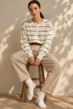 Striped Sugar Sweater – Ριγέ Πλεκτή Μπλούζα με Κουμπιά Κωδ:211026 Χαρακτηριστικά Προϊόντος Σύνθεση: Viscose – Modal Mix Ύφασμα: Λεπτό, εξαιρετικά απαλό πλεκτό Υφή: Λεία, φίνα και ιδιαίτερα ευχάριστη στην επαφή με το σώμα Γραμμή: Ελαφρώς oversized – relaxed fit Μέγεθος: One Size καλύπτει έως large Στρογγυλή λαιμόκοψη Μπροστινή πατιλέτα με μικρά κουμπιά Ribbed μανσέτες και τελείωμα Λεπτές οριζόντιες ρίγες Ανάλαφρη πλέξη χωρίς περιττό όγκο Ιδανικό για layering και καθημερινές εμφανίσεις Οδηγίες Φροντίδας 30°C – Πλύσιμο σε κρύο νερό, σε πρόγραμμα για ευαίσθητα. Χωρίς στύψιμο, για την προστασία της λεπτής πλέξης.  Όχι στεγνωτήριο.  Στέγνωμα οριζόντια, πάνω σε καθαρή απλώστρα, ώστε να διατηρείται η φόρμα του πλεκτού. Αποφύγετε το κρέμασμα όσο το πλεκτό είναι βρεγμένο. Συνιστάται αποφυγή υψηλών θερμοκρασιών και άμεσης έκθεσης στον ήλιο.