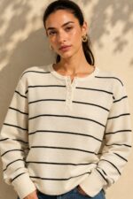 Striped Sugar Sweater – Ριγέ Πλεκτή Μπλούζα με Κουμπιά Κωδ:211026 Χαρακτηριστικά Προϊόντος Σύνθεση: Viscose – Modal Mix Ύφασμα: Λεπτό, εξαιρετικά απαλό πλεκτό Υφή: Λεία, φίνα και ιδιαίτερα ευχάριστη στην επαφή με το σώμα Γραμμή: Ελαφρώς oversized – relaxed fit Μέγεθος: One Size καλύπτει έως large Στρογγυλή λαιμόκοψη Μπροστινή πατιλέτα με μικρά κουμπιά Ribbed μανσέτες και τελείωμα Λεπτές οριζόντιες ρίγες Ανάλαφρη πλέξη χωρίς περιττό όγκο Ιδανικό για layering και καθημερινές εμφανίσεις Οδηγίες Φροντίδας 30°C – Πλύσιμο σε κρύο νερό, σε πρόγραμμα για ευαίσθητα. Χωρίς στύψιμο, για την προστασία της λεπτής πλέξης.  Όχι στεγνωτήριο.  Στέγνωμα οριζόντια, πάνω σε καθαρή απλώστρα, ώστε να διατηρείται η φόρμα του πλεκτού. Αποφύγετε το κρέμασμα όσο το πλεκτό είναι βρεγμένο. Συνιστάται αποφυγή υψηλών θερμοκρασιών και άμεσης έκθεσης στον ήλιο.
