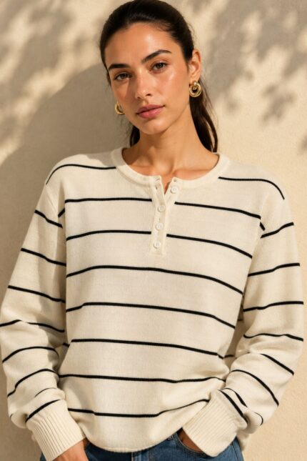 Striped Sugar Sweater – Ριγέ Πλεκτή Μπλούζα με Κουμπιά Κωδ:211026 Χαρακτηριστικά Προϊόντος Σύνθεση: Viscose – Modal Mix Ύφασμα: Λεπτό, εξαιρετικά απαλό πλεκτό Υφή: Λεία, φίνα και ιδιαίτερα ευχάριστη στην επαφή με το σώμα Γραμμή: Ελαφρώς oversized – relaxed fit Μέγεθος: One Size καλύπτει έως large Στρογγυλή λαιμόκοψη Μπροστινή πατιλέτα με μικρά κουμπιά Ribbed μανσέτες και τελείωμα Λεπτές οριζόντιες ρίγες Ανάλαφρη πλέξη χωρίς περιττό όγκο Ιδανικό για layering και καθημερινές εμφανίσεις Οδηγίες Φροντίδας 30°C – Πλύσιμο σε κρύο νερό, σε πρόγραμμα για ευαίσθητα. Χωρίς στύψιμο, για την προστασία της λεπτής πλέξης.  Όχι στεγνωτήριο.  Στέγνωμα οριζόντια, πάνω σε καθαρή απλώστρα, ώστε να διατηρείται η φόρμα του πλεκτού. Αποφύγετε το κρέμασμα όσο το πλεκτό είναι βρεγμένο. Συνιστάται αποφυγή υψηλών θερμοκρασιών και άμεσης έκθεσης στον ήλιο.