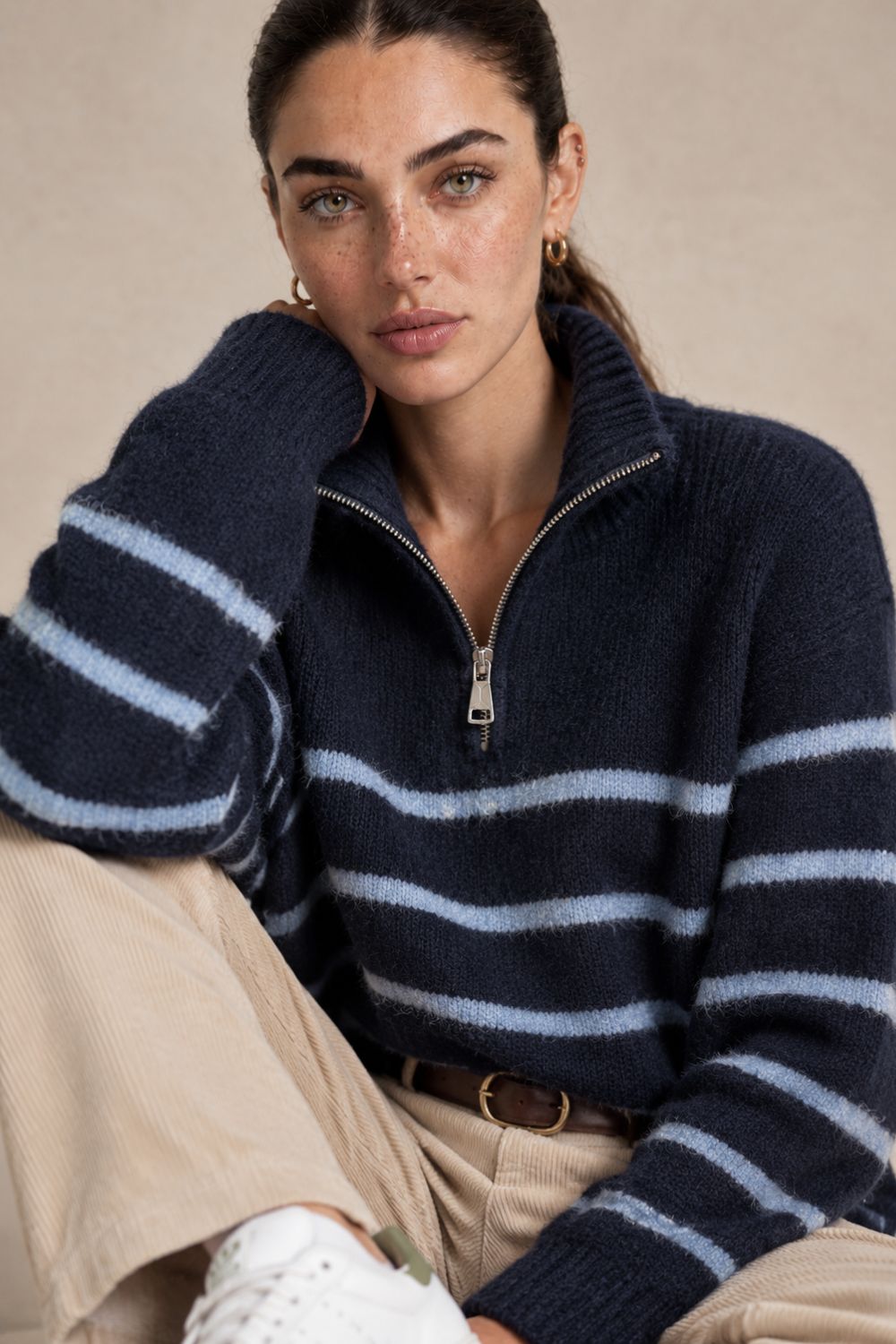 Julia Knitted Jumper in navy – Ριγέ Πλεκτό Πουλόβερ με Φερμουάρ Χαρακτηριστικά Προϊόντος Σύνθεση: Wool – Alpaca blend Ύφασμα: Εξαιρετικά μαλακό, χνουδωτό πλεκτό Γραμμή: Oversized – άνετη και χαλαρή Μέγεθος: One Size – καλύπτει έως L Plus Μήκος: Κανονικό Κλείσιμο με κοντό φερμουάρ μπροστά (half zip) Ribbed τελείωμα στις μανσέτες και στη βάση Διακριτικό οριζόντιο ριγέ σχέδιο Ανάλαφρη, ζεστή και απαλή πλέξη Ευχάριστη αίσθηση στην επαφή με το δέρμα Εφαρμογή & Μέγεθος One Size – καλύπτει έως XL Plus. Η oversized γραμμή προσφέρει άνεση και ελευθερία κινήσεων, χωρίς να περιορίζει τη σιλουέτα. Η τελική εφαρμογή εξαρτάται από τον σωματότυπο και τον βαθμό χαλαρότητας που επιθυμείτε. Οδηγίες Φροντίδας Πλύσιμο σε κρύο νερό, σε πρόγραμμα για ευαίσθητα ή μάλλινα. Χωρίς στύψιμο, για την προστασία της πλέξης. Όχι στεγνωτήριο. Στέγνωμα οριζόντια, πάνω σε καθαρή απλώστρα, ώστε να διατηρείται η φόρμα του πλεκτού. Όχι σιδέρωμα. Αποφύγετε την άμεση έκθεση στον ήλιο και σε πηγές θερμότητας, όπως καλοριφέρ. Για μεγαλύτερη διάρκεια ζωής, συνιστάται η χρήση ειδικού απορρυπαντικού για μάλλινα και το στέγνωμα χωρίς κρέμασμα. Julia Knitted Jumper in navy – Ριγέ Πλεκτό Πουλόβερ με Φερμουάρ Χαρακτηριστικά Προϊόντος Σύνθεση: Wool – Alpaca blend Ύφασμα: Εξαιρετικά μαλακό, χνουδωτό πλεκτό Γραμμή: Oversized – άνετη και χαλαρή Μέγεθος: One Size – καλύπτει έως L Plus Μήκος: Κανονικό Κλείσιμο με κοντό φερμουάρ μπροστά (half zip) Ribbed τελείωμα στις μανσέτες και στη βάση Διακριτικό οριζόντιο ριγέ σχέδιο Ανάλαφρη, ζεστή και απαλή πλέξη Ευχάριστη αίσθηση στην επαφή με το δέρμα Εφαρμογή & Μέγεθος One Size – καλύπτει έως XL Plus. Η oversized γραμμή προσφέρει άνεση και ελευθερία κινήσεων, χωρίς να περιορίζει τη σιλουέτα. Η τελική εφαρμογή εξαρτάται από τον σωματότυπο και τον βαθμό χαλαρότητας που επιθυμείτε. Οδηγίες Φροντίδας Πλύσιμο σε κρύο νερό, σε πρόγραμμα για ευαίσθητα ή μάλλινα. Χωρίς στύψιμο, για την προστασία της πλέξης. Όχι στεγνωτήριο. Στέγνωμα οριζόντια, πάνω σε καθαρή απλώστρα, ώστε να διατηρείται η φόρμα του πλεκτού. Όχι σιδέρωμα. Αποφύγετε την άμεση έκθεση στον ήλιο και σε πηγές θερμότητας, όπως καλοριφέρ. Για μεγαλύτερη διάρκεια ζωής, συνιστάται η χρήση ειδικού απορρυπαντικού για μάλλινα και το στέγνωμα χωρίς κρέμασμα.