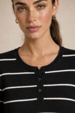 Striped Sugar Sweater in black – Ριγέ Πλεκτή Μπλούζα με Κουμπιά Κωδ:211026 Χαρακτηριστικά Προϊόντος Σύνθεση: Viscose – Modal Mix Ύφασμα: Λεπτό, εξαιρετικά απαλό πλεκτό viscose - modal blend Υφή: Λεία, φίνα και ιδιαίτερα ευχάριστη στην επαφή με το σώμα Γραμμή: Ελαφρώς oversized – relaxed fit Μέγεθος: One Size καλύπτει έως large Στρογγυλή λαιμόκοψη Μπροστινή πατιλέτα με μικρά κουμπιά Ribbed μανσέτες και τελείωμα Λεπτές οριζόντιες ρίγες Ανάλαφρη πλέξη χωρίς περιττό όγκο Ιδανικό για layering και καθημερινές εμφανίσεις Οδηγίες Φροντίδας 30°C – Πλύσιμο σε κρύο νερό, σε πρόγραμμα για ευαίσθητα. Χωρίς στύψιμο, για την προστασία της λεπτής πλέξης.  Όχι στεγνωτήριο.  Στέγνωμα οριζόντια, πάνω σε καθαρή απλώστρα, ώστε να διατηρείται η φόρμα του πλεκτού. Αποφύγετε το κρέμασμα όσο το πλεκτό είναι βρεγμένο. Συνιστάται αποφυγή υψηλών θερμοκρασιών και άμεσης έκθεσης στον ήλιο.