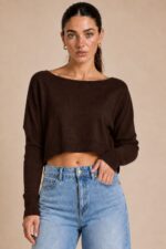 Crop Soft Viscose Sweater  in Brown Κωδ:2087 Χαρακτηριστικά Προϊόντος Απαλό πλεκτό ύφασμα με viscose Πολύ μαλακή και λεία αίσθηση Άνετη, χαλαρή εφαρμογή Crop μήκος Ελαφρώς ασύμμετρο τελείωμα Ανοιχτή, φαρδιά λαιμόκοψη Μακρύ μανίκι Rib λεπτομέρεια στο τελείωμα και στις μανσέτες One Size – καλύπτει έως Large Plus Κατάλληλο για όσους προτιμούν ιδιαίτερα απαλά υφάσματα και για ευαίσθητες επιδερμίδες Non Iron Ενδεικτικές Διαστάσεις Μέγεθος Στήθος Μήκος One Size έως 120 cm περίπου 48–52 cm Φροντίδα Πλύσιμο έως 30°C Χωρίς στύψιμο Χαμηλές στροφές Χωρίς στεγνωτήριο Προτείνεται πλύσιμο μαζί με παρόμοια απαλά υφάσματα, αποφεύγοντας βαριά ή τραχιά ρούχα που μπορεί να προκαλέσουν τριβή στο πλεκτό Φυσικό στέγνωμα Non Iron – δεν απαιτεί σιδέρωμα