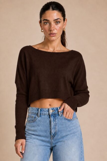 Crop Soft Viscose Sweater  in Brown Κωδ:2087 Χαρακτηριστικά Προϊόντος Απαλό πλεκτό ύφασμα με viscose Πολύ μαλακή και λεία αίσθηση Άνετη, χαλαρή εφαρμογή Crop μήκος Ελαφρώς ασύμμετρο τελείωμα Ανοιχτή, φαρδιά λαιμόκοψη Μακρύ μανίκι Rib λεπτομέρεια στο τελείωμα και στις μανσέτες One Size – καλύπτει έως Large Plus Κατάλληλο για όσους προτιμούν ιδιαίτερα απαλά υφάσματα και για ευαίσθητες επιδερμίδες Non Iron Ενδεικτικές Διαστάσεις Μέγεθος Στήθος Μήκος One Size έως 120 cm περίπου 48–52 cm Φροντίδα Πλύσιμο έως 30°C Χωρίς στύψιμο Χαμηλές στροφές Χωρίς στεγνωτήριο Προτείνεται πλύσιμο μαζί με παρόμοια απαλά υφάσματα, αποφεύγοντας βαριά ή τραχιά ρούχα που μπορεί να προκαλέσουν τριβή στο πλεκτό Φυσικό στέγνωμα Non Iron – δεν απαιτεί σιδέρωμα