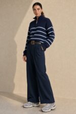 Klelia Wide Leg Pants in navy Κωδ:29826 Χαρακτηριστικά Προϊόντος • Γραμμή: Wide Leg / φαρδιά ίσια γραμμή • Ψηλόμεση εφαρμογή • Viscose σύνθεση • Πολύ μαλακό και ευχάριστο ύφασμα • Ανάλαφρη, ρευστή πτώση • Λάστιχο στο πίσω μέρος της μέσης για μεγαλύτερη άνεση • Πλαϊνές τσέπες • Minimal & διαχρονικός σχεδιασμός κάθετες ραφές μπροστά • One Size – καλύπτει έως Large Plus Διαστάσεις ΜΕΓΕΘΟΣ ΜΕΣΗ ΠΕΡΙΦΕΡΕΙΑ One Size έως 90 cm έως 120 cm Σύνθεση • Viscose blend • Ιδιαίτερα μαλακή και άνετη υφή Φροντίδα • Πλύσιμο έως 30°C • Χαμηλές στροφές • Χωρίς έντονο στύψιμο • Φυσικό στέγνωμα •Non Iron