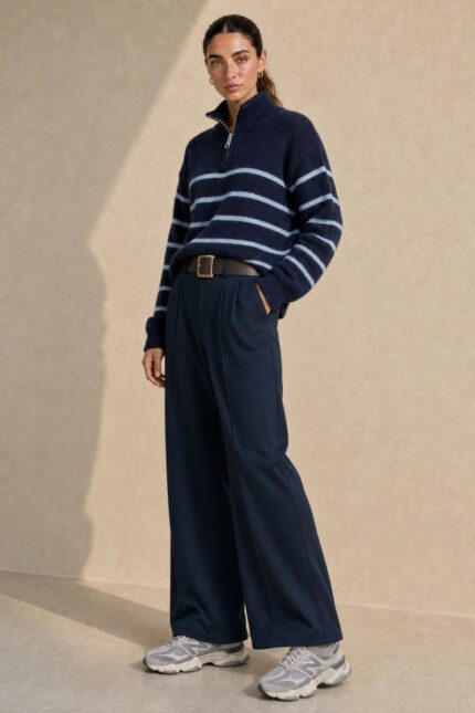 Klelia Wide Leg Pants in navy Κωδ:29826 Χαρακτηριστικά Προϊόντος • Γραμμή: Wide Leg / φαρδιά ίσια γραμμή • Ψηλόμεση εφαρμογή • Viscose σύνθεση • Πολύ μαλακό και ευχάριστο ύφασμα • Ανάλαφρη, ρευστή πτώση • Λάστιχο στο πίσω μέρος της μέσης για μεγαλύτερη άνεση • Πλαϊνές τσέπες • Minimal & διαχρονικός σχεδιασμός κάθετες ραφές μπροστά • One Size – καλύπτει έως Large Plus Διαστάσεις ΜΕΓΕΘΟΣ ΜΕΣΗ ΠΕΡΙΦΕΡΕΙΑ One Size έως 90 cm έως 120 cm Σύνθεση • Viscose blend • Ιδιαίτερα μαλακή και άνετη υφή Φροντίδα • Πλύσιμο έως 30°C • Χαμηλές στροφές • Χωρίς έντονο στύψιμο • Φυσικό στέγνωμα •Non Iron