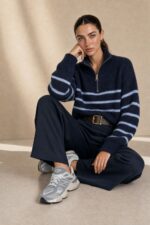 Klelia Wide Leg Pants in navy Κωδ:29826 Χαρακτηριστικά Προϊόντος • Γραμμή: Wide Leg / φαρδιά ίσια γραμμή • Ψηλόμεση εφαρμογή • Viscose σύνθεση • Πολύ μαλακό και ευχάριστο ύφασμα • Ανάλαφρη, ρευστή πτώση • Λάστιχο στο πίσω μέρος της μέσης για μεγαλύτερη άνεση • Πλαϊνές τσέπες • Minimal & διαχρονικός σχεδιασμός κάθετες ραφές μπροστά • One Size – καλύπτει έως Large Plus Διαστάσεις ΜΕΓΕΘΟΣ ΜΕΣΗ ΠΕΡΙΦΕΡΕΙΑ One Size έως 90 cm έως 120 cm Σύνθεση • Viscose blend • Ιδιαίτερα μαλακή και άνετη υφή Φροντίδα • Πλύσιμο έως 30°C • Χαμηλές στροφές • Χωρίς έντονο στύψιμο • Φυσικό στέγνωμα •Non Iron