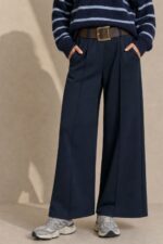 Klelia Wide Leg Pants in navy Κωδ:29826 Χαρακτηριστικά Προϊόντος • Γραμμή: Wide Leg / φαρδιά ίσια γραμμή • Ψηλόμεση εφαρμογή • Viscose σύνθεση • Πολύ μαλακό και ευχάριστο ύφασμα • Ανάλαφρη, ρευστή πτώση • Λάστιχο στο πίσω μέρος της μέσης για μεγαλύτερη άνεση • Πλαϊνές τσέπες • Minimal & διαχρονικός σχεδιασμός κάθετες ραφές μπροστά • One Size – καλύπτει έως Large Plus Διαστάσεις ΜΕΓΕΘΟΣ ΜΕΣΗ ΠΕΡΙΦΕΡΕΙΑ One Size έως 90 cm έως 120 cm Σύνθεση • Viscose blend • Ιδιαίτερα μαλακή και άνετη υφή Φροντίδα • Πλύσιμο έως 30°C • Χαμηλές στροφές • Χωρίς έντονο στύψιμο • Φυσικό στέγνωμα •Non Iron