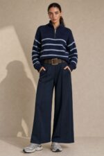 Klelia Wide Leg Pants in navy Κωδ:29826 Χαρακτηριστικά Προϊόντος • Γραμμή: Wide Leg / φαρδιά ίσια γραμμή • Ψηλόμεση εφαρμογή • Viscose σύνθεση • Πολύ μαλακό και ευχάριστο ύφασμα • Ανάλαφρη, ρευστή πτώση • Λάστιχο στο πίσω μέρος της μέσης για μεγαλύτερη άνεση • Πλαϊνές τσέπες • Minimal & διαχρονικός σχεδιασμός κάθετες ραφές μπροστά • One Size – καλύπτει έως Large Plus Διαστάσεις ΜΕΓΕΘΟΣ ΜΕΣΗ ΠΕΡΙΦΕΡΕΙΑ One Size έως 90 cm έως 120 cm Σύνθεση • Viscose blend • Ιδιαίτερα μαλακή και άνετη υφή Φροντίδα • Πλύσιμο έως 30°C • Χαμηλές στροφές • Χωρίς έντονο στύψιμο • Φυσικό στέγνωμα •Non Iron