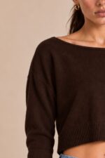 Crop Soft Viscose Sweater  in Brown Κωδ:2087 Χαρακτηριστικά Προϊόντος Απαλό πλεκτό ύφασμα με viscose Πολύ μαλακή και λεία αίσθηση Άνετη, χαλαρή εφαρμογή Crop μήκος Ελαφρώς ασύμμετρο τελείωμα Ανοιχτή, φαρδιά λαιμόκοψη Μακρύ μανίκι Rib λεπτομέρεια στο τελείωμα και στις μανσέτες One Size – καλύπτει έως Large Plus Κατάλληλο για όσους προτιμούν ιδιαίτερα απαλά υφάσματα και για ευαίσθητες επιδερμίδες Non Iron Ενδεικτικές Διαστάσεις Μέγεθος Στήθος Μήκος One Size έως 120 cm περίπου 48–52 cm Φροντίδα Πλύσιμο έως 30°C Χωρίς στύψιμο Χαμηλές στροφές Χωρίς στεγνωτήριο Προτείνεται πλύσιμο μαζί με παρόμοια απαλά υφάσματα, αποφεύγοντας βαριά ή τραχιά ρούχα που μπορεί να προκαλέσουν τριβή στο πλεκτό Φυσικό στέγνωμα Non Iron – δεν απαιτεί σιδέρωμα