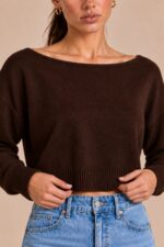 Crop Soft Viscose Sweater  in Brown Κωδ:2087 Χαρακτηριστικά Προϊόντος Απαλό πλεκτό ύφασμα με viscose Πολύ μαλακή και λεία αίσθηση Άνετη, χαλαρή εφαρμογή Crop μήκος Ελαφρώς ασύμμετρο τελείωμα Ανοιχτή, φαρδιά λαιμόκοψη Μακρύ μανίκι Rib λεπτομέρεια στο τελείωμα και στις μανσέτες One Size – καλύπτει έως Large Plus Κατάλληλο για όσους προτιμούν ιδιαίτερα απαλά υφάσματα και για ευαίσθητες επιδερμίδες Non Iron Ενδεικτικές Διαστάσεις Μέγεθος Στήθος Μήκος One Size έως 120 cm περίπου 48–52 cm Φροντίδα Πλύσιμο έως 30°C Χωρίς στύψιμο Χαμηλές στροφές Χωρίς στεγνωτήριο Προτείνεται πλύσιμο μαζί με παρόμοια απαλά υφάσματα, αποφεύγοντας βαριά ή τραχιά ρούχα που μπορεί να προκαλέσουν τριβή στο πλεκτό Φυσικό στέγνωμα Non Iron – δεν απαιτεί σιδέρωμα